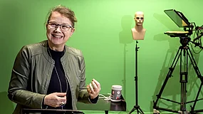 Marianne Gullberg i LARM-studion med en greenscreen bakom sig, som bland annat ger studenter möjlighet att öva på att göra en väderpresentation. Foto: Kennet Ruona