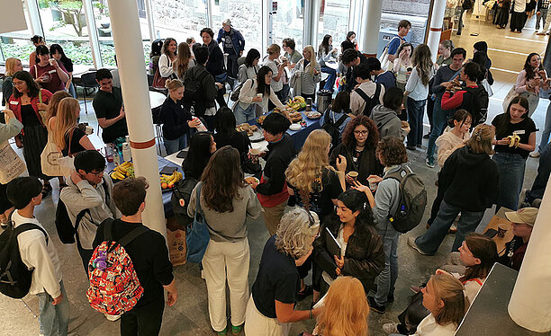 Utbytesstudenter minglar på LUX