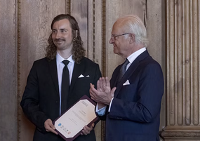 Juhan Björn mottar diplom av Kungen.